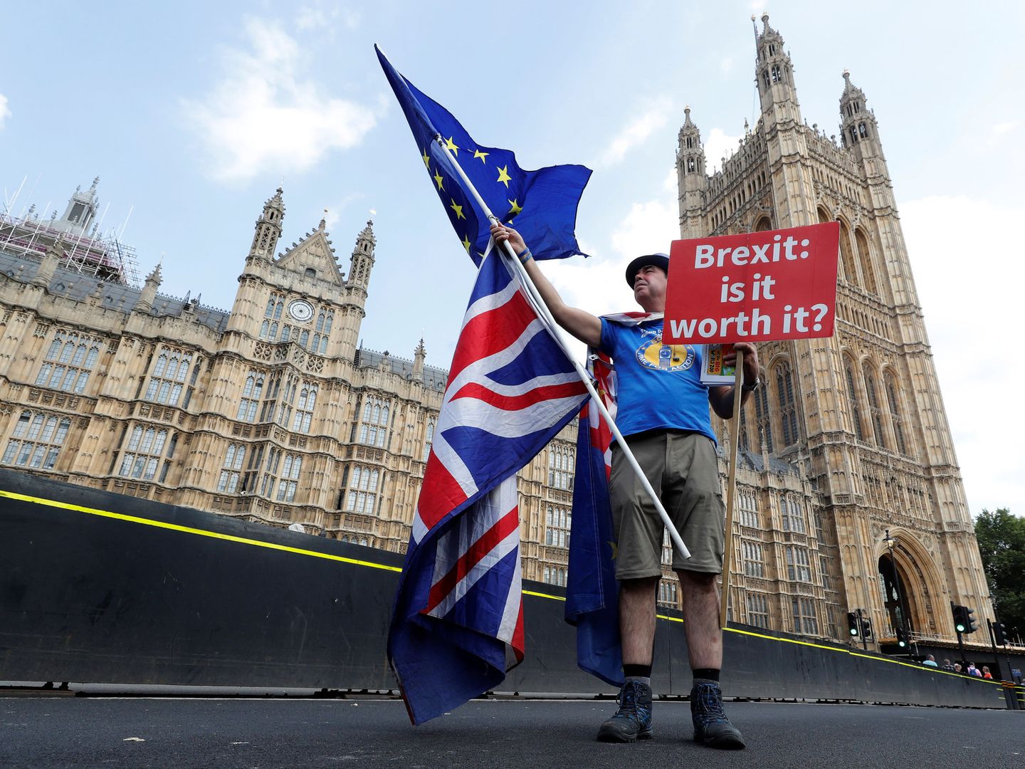 Manifestante contra el Brexit en Westminster Bridge, Londres, este fin de semana. (Reuters)
