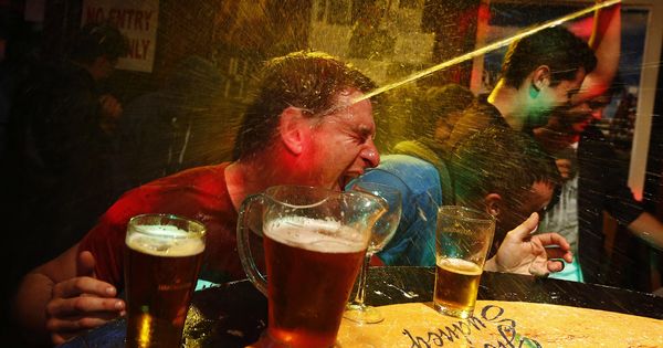 Foto: Una fiesta de cerveza dentro de un bar (Reuters)