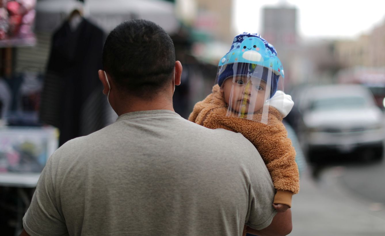 Un bebé con una máscara para protegerse del covid. (Reuters)