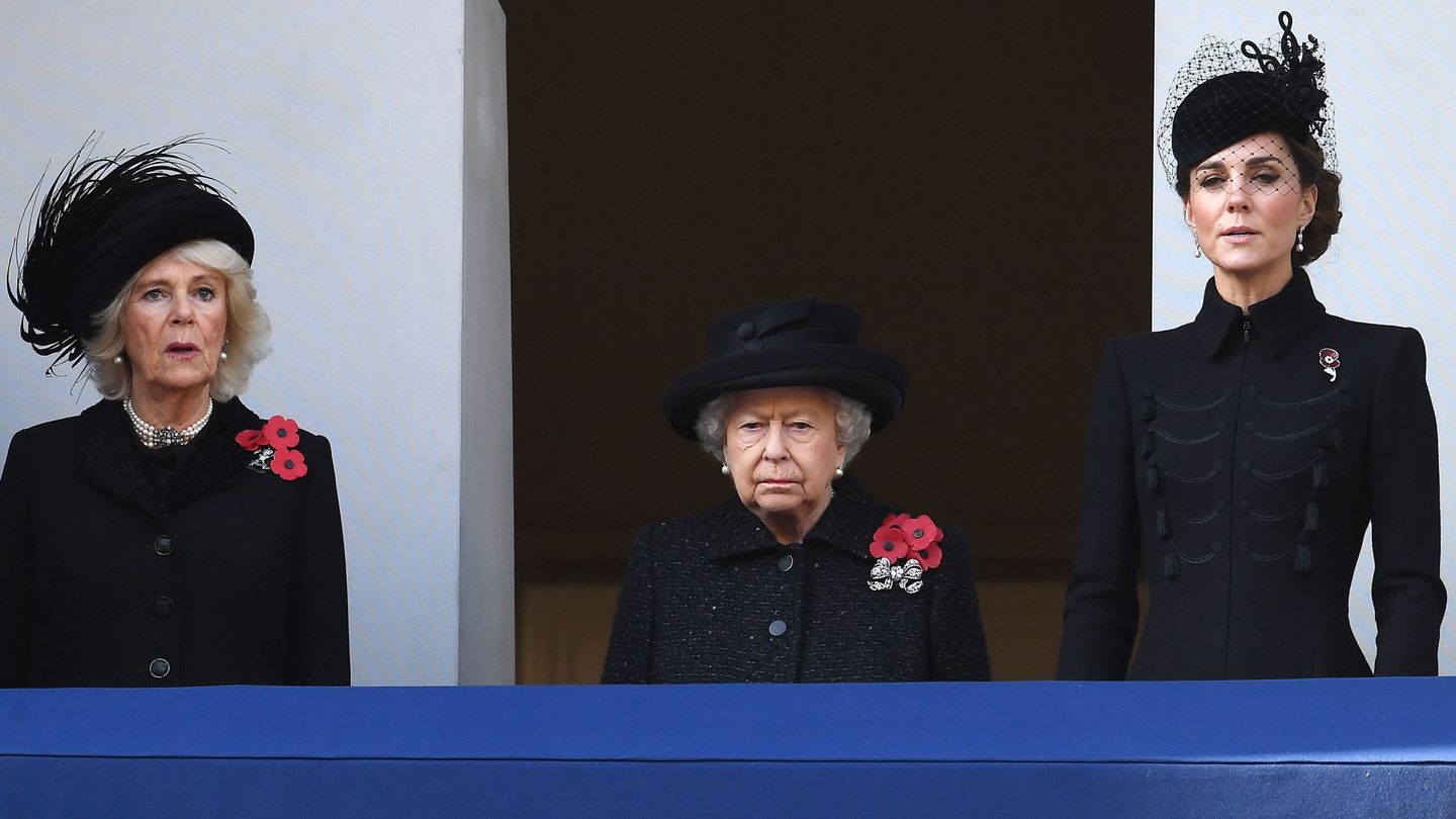 Camilla Parker, la reina Isabel II y Kate Middleton en el acto homenaje del Día del Recuerdo. (EFE)