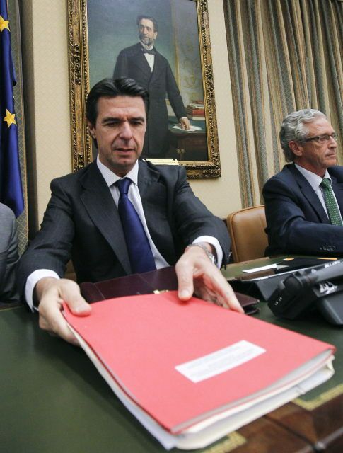 El ministro Soria, al inicio de la Comisión de Industria. (EFE)