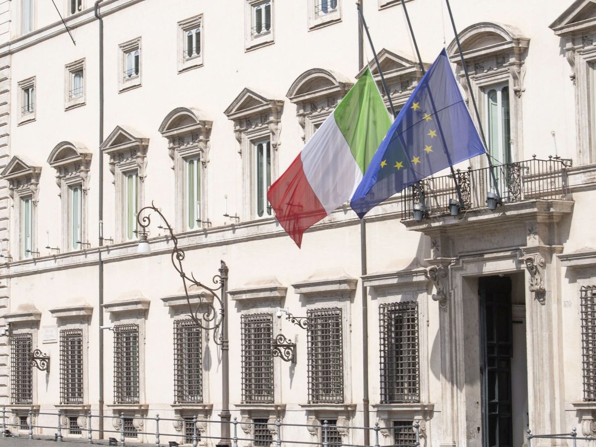 Foto: Banderas a media hasta por las víctimas del coronavirus en Roma. (EFE)