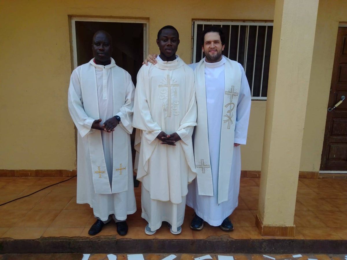 Foto: El Padre Toño (d) junto a sus hermanos misioneros Eduardo (c) y Lima (i). (Cedida)