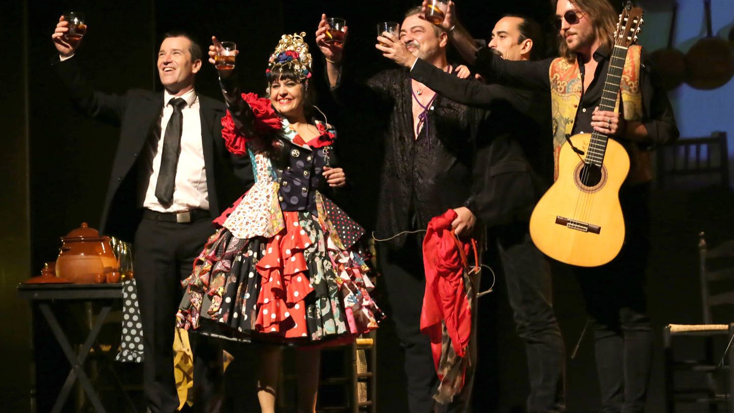 Maui y los suyos en el Teatro Flamenco, entre vermuts y potaje. (Foto: Paco Manzano)