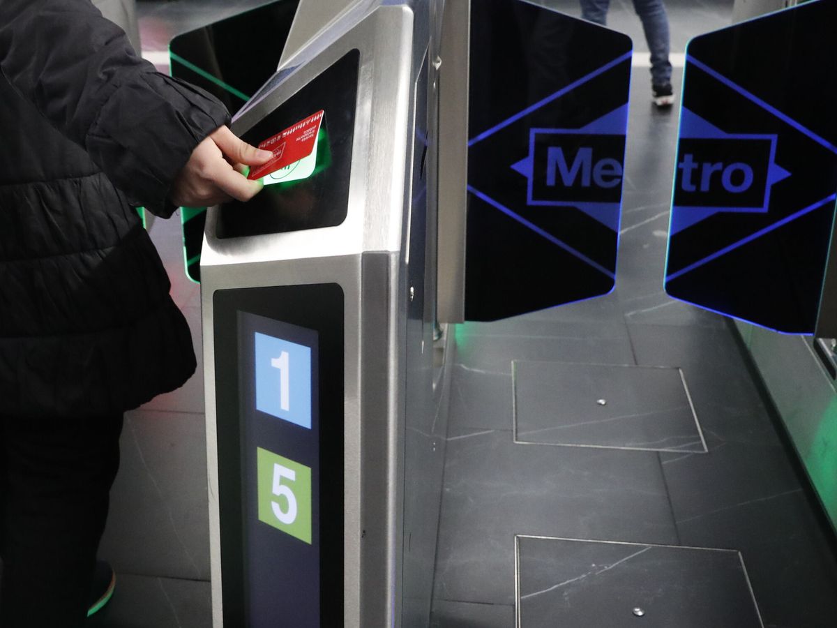 Foto: Una persona accede a una estación del metro de Madrid (EFE/Eduardo Oyana)