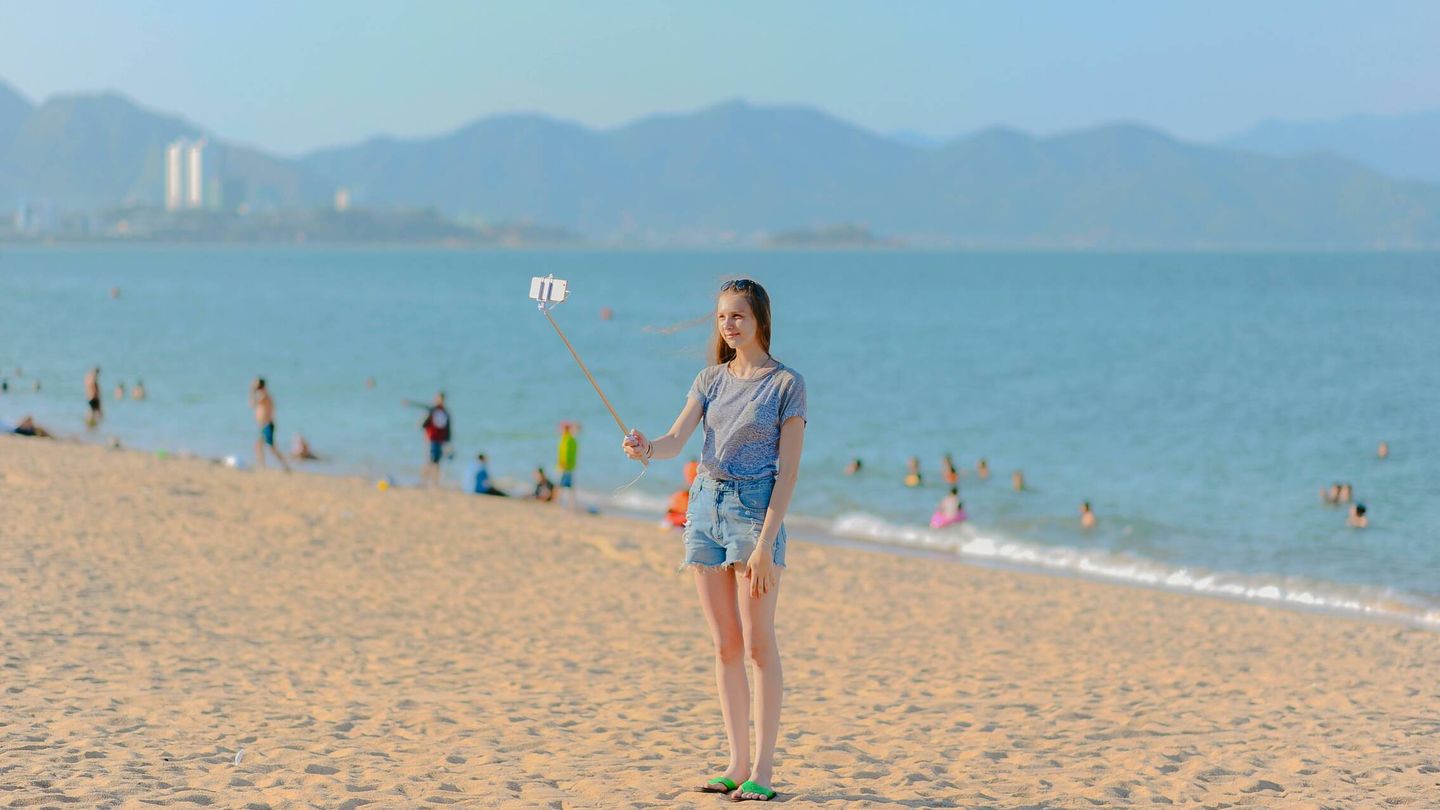 Una joven se saca un 'selfie' en la playa. (Pexels)