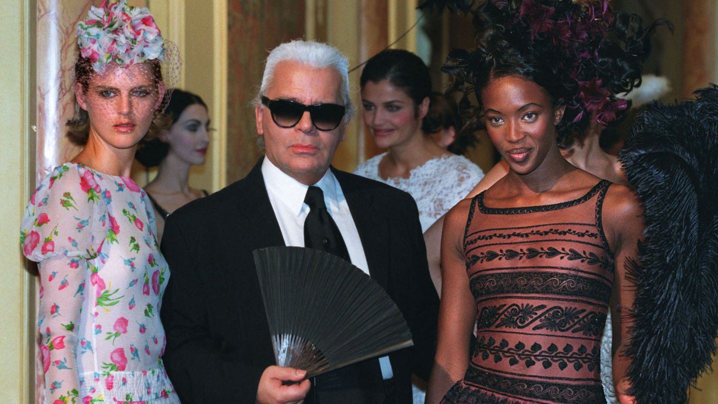 Karl Lagerfeld, con las supermodelos británicas de los años 90 después de un show. (Reuters)