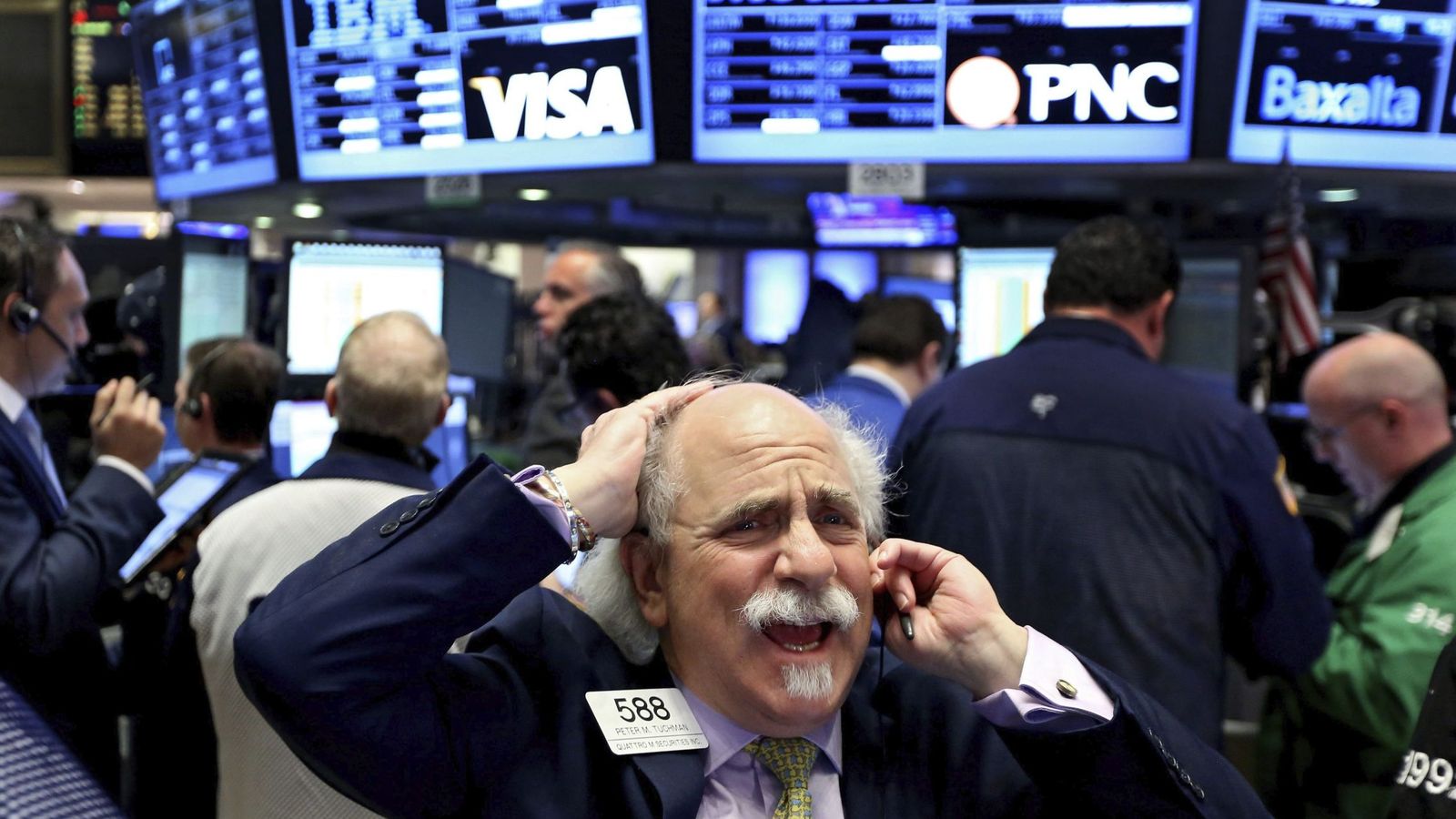 Foto: Un hombre se lleva las manos a la cabez en Wall Street. (EFE)
