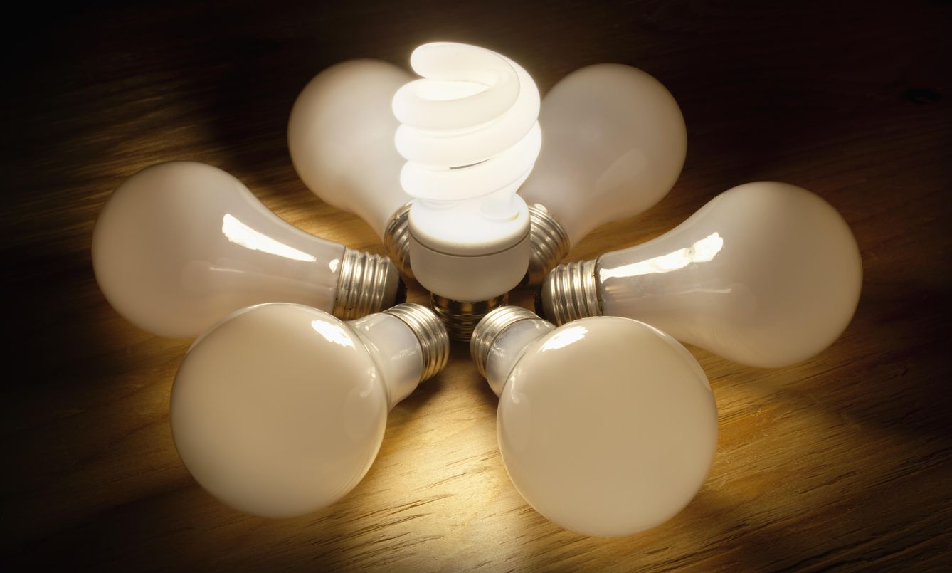 Si no lo has hecho ya, cambia tus bombillas antiguas por las de bajo consumo. (Corbis)