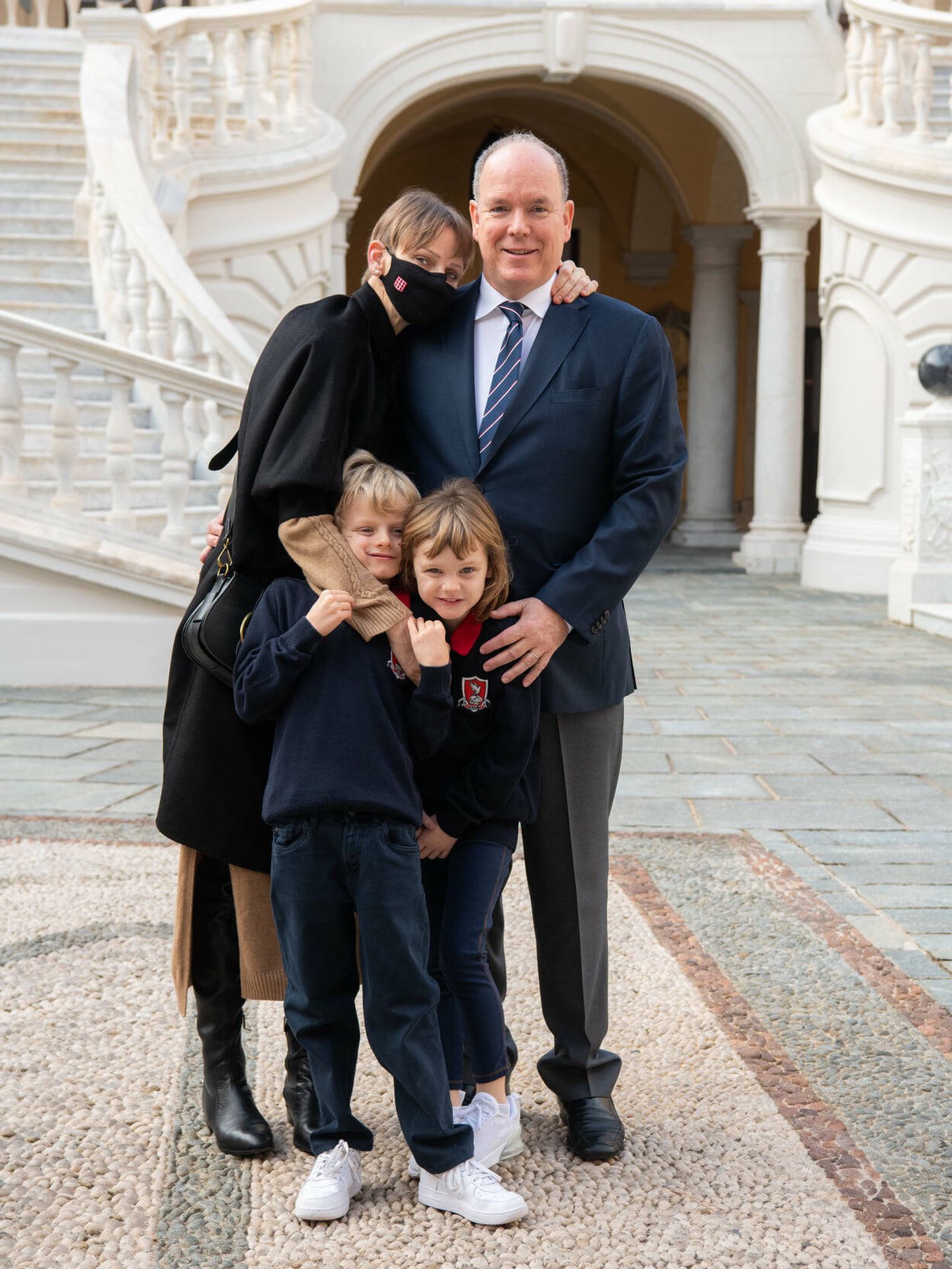 Charlène, junto a su familia cuando regresó a Mónaco. (Palacio del Príncipe)
