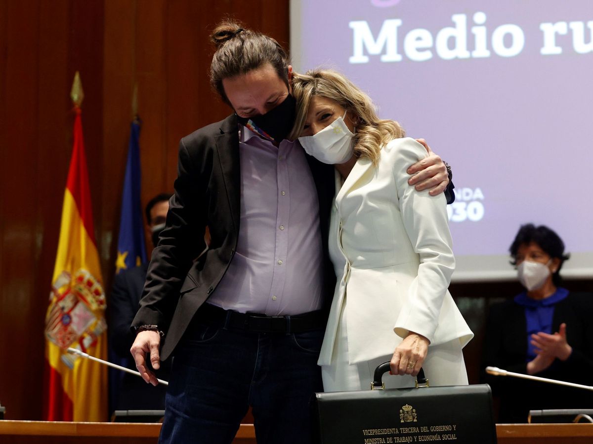 Foto: Pablo Iglesias y Yolanda Díaz, en el traspaso de carteras. (EFE/Mariscal)