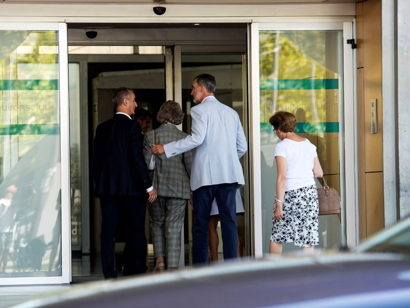  El rey y doña Sofía acuden al hospital donde es intervenido don Juan Carlos. (EFE)