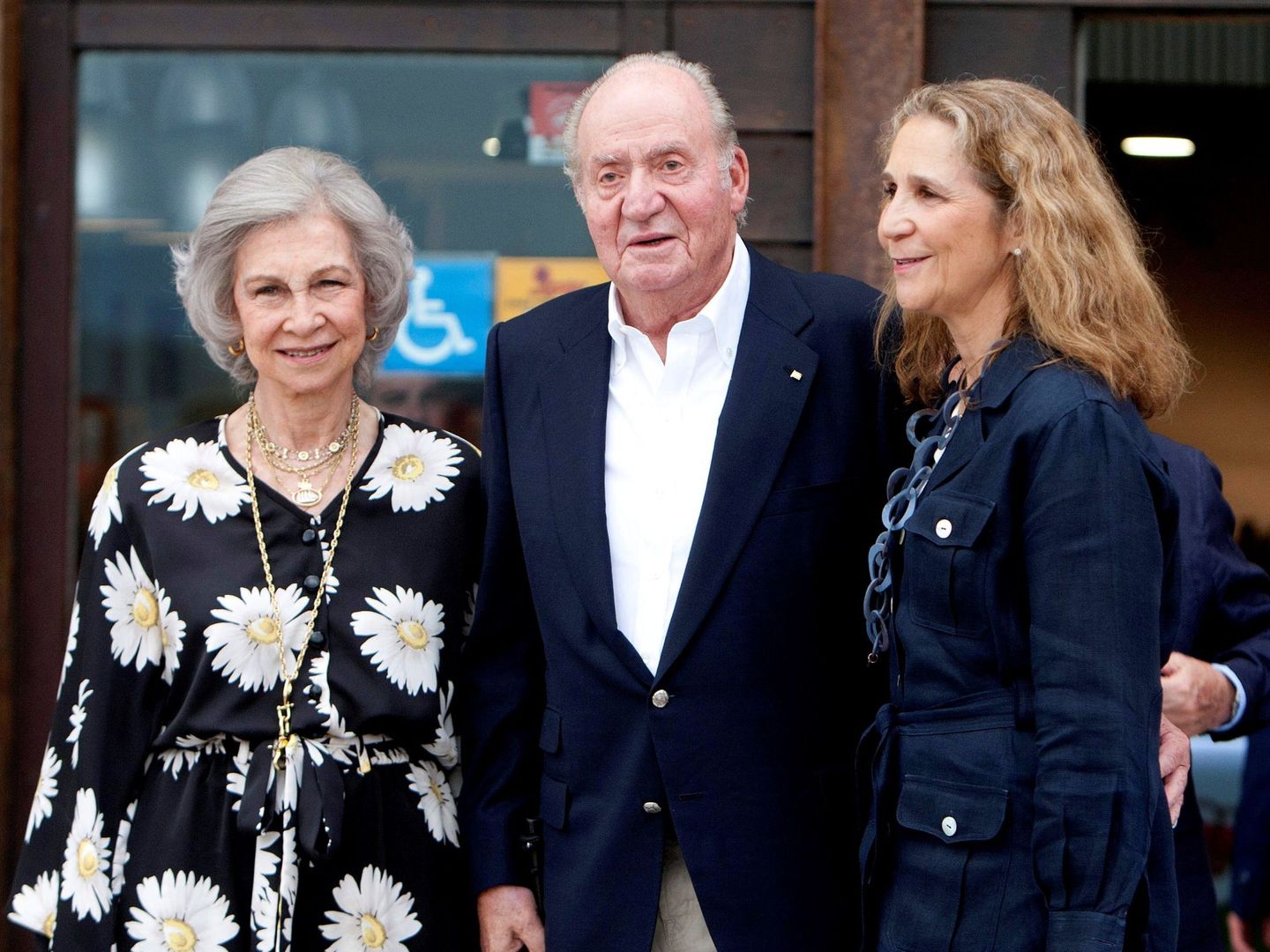 La reina Sofía, con el rey Juan Carlos y la infanta Elena en Sanxenxo el verano pasado. (EFE)
