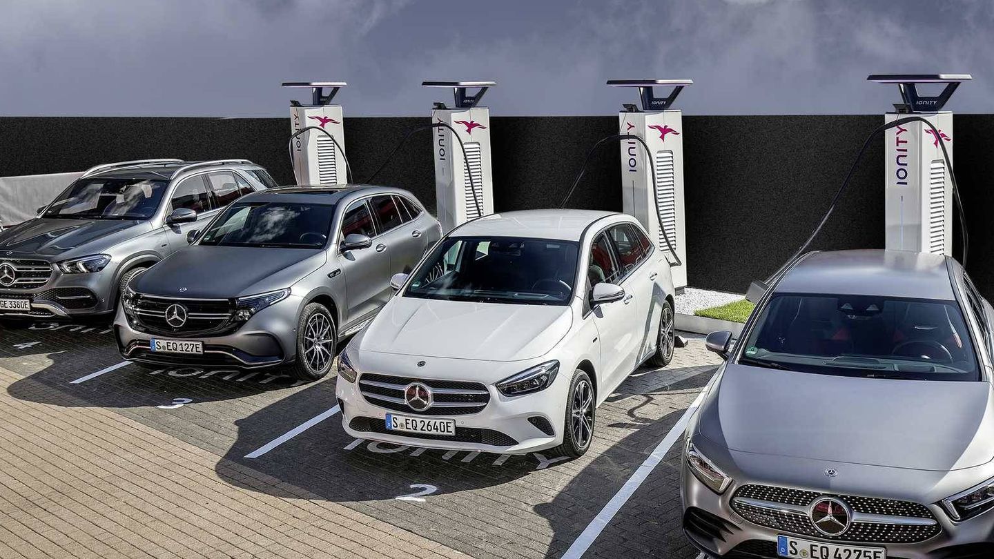 Mercedes tiene en sus modelos compactos y en las variantes electrificadas sus principales armas. 