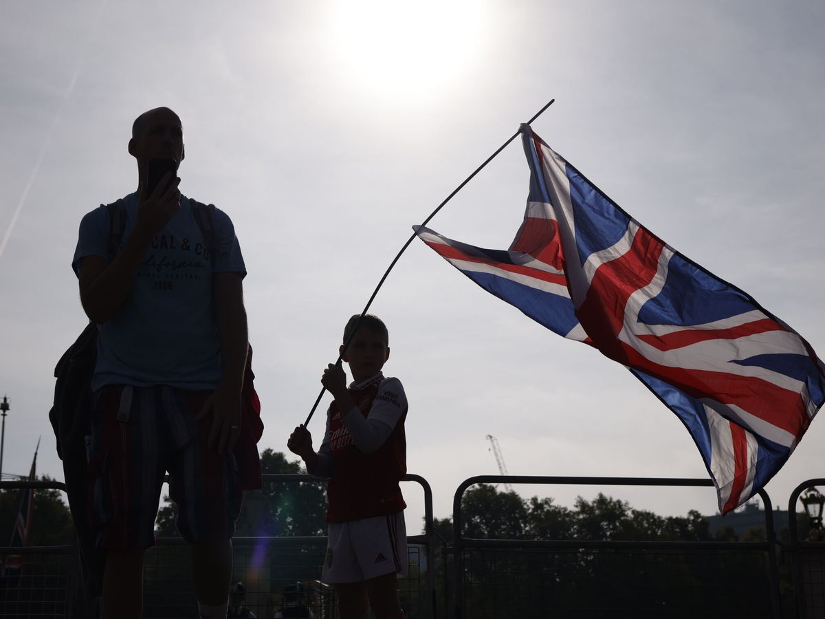 Foto: Un niño ondea la bandera británica. (EFE/Yoan Valat)