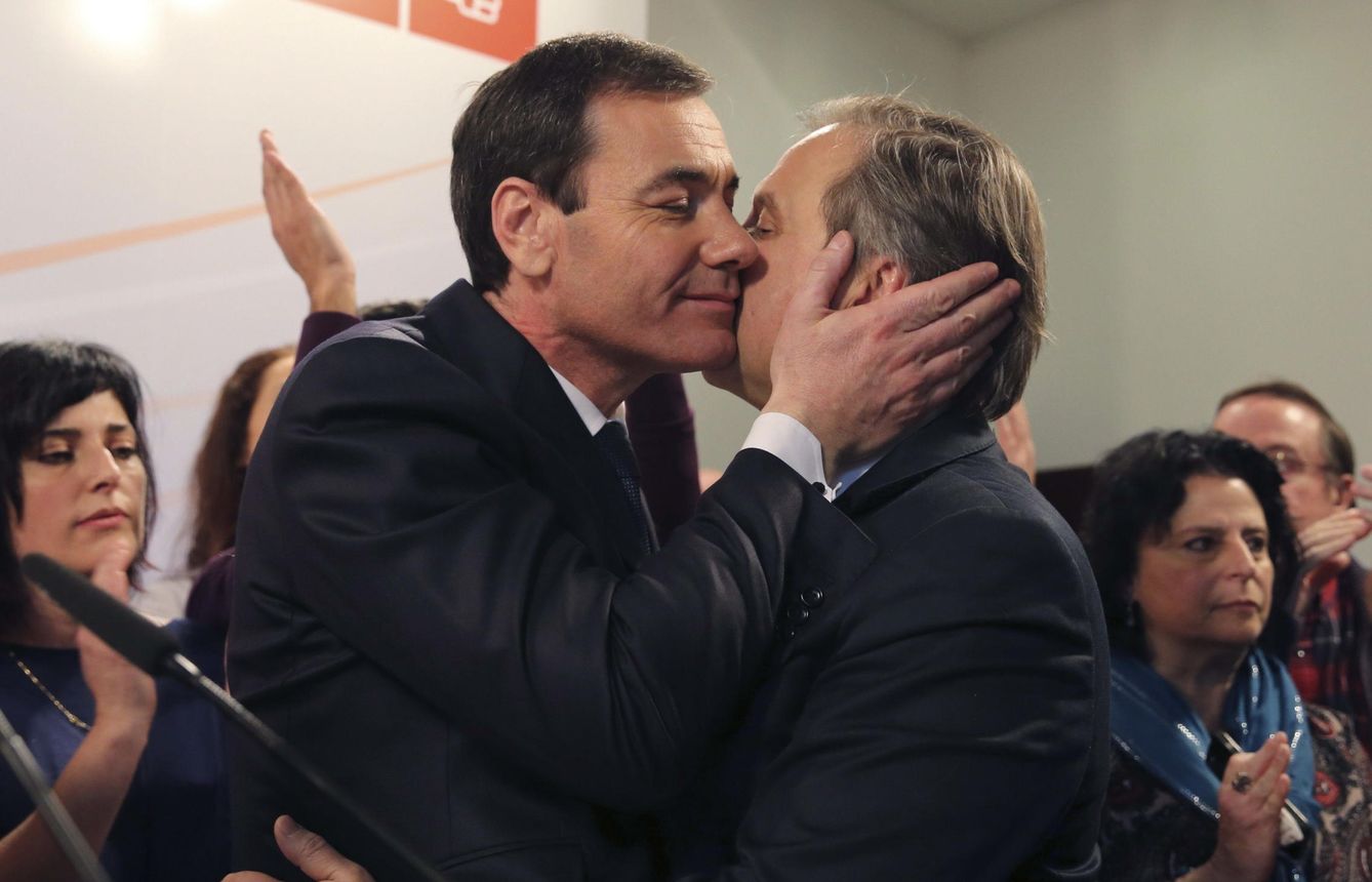 Tomás Gómez y Antonio Carmona se abrazan tras conocerse la destitución del primero. (EFE)