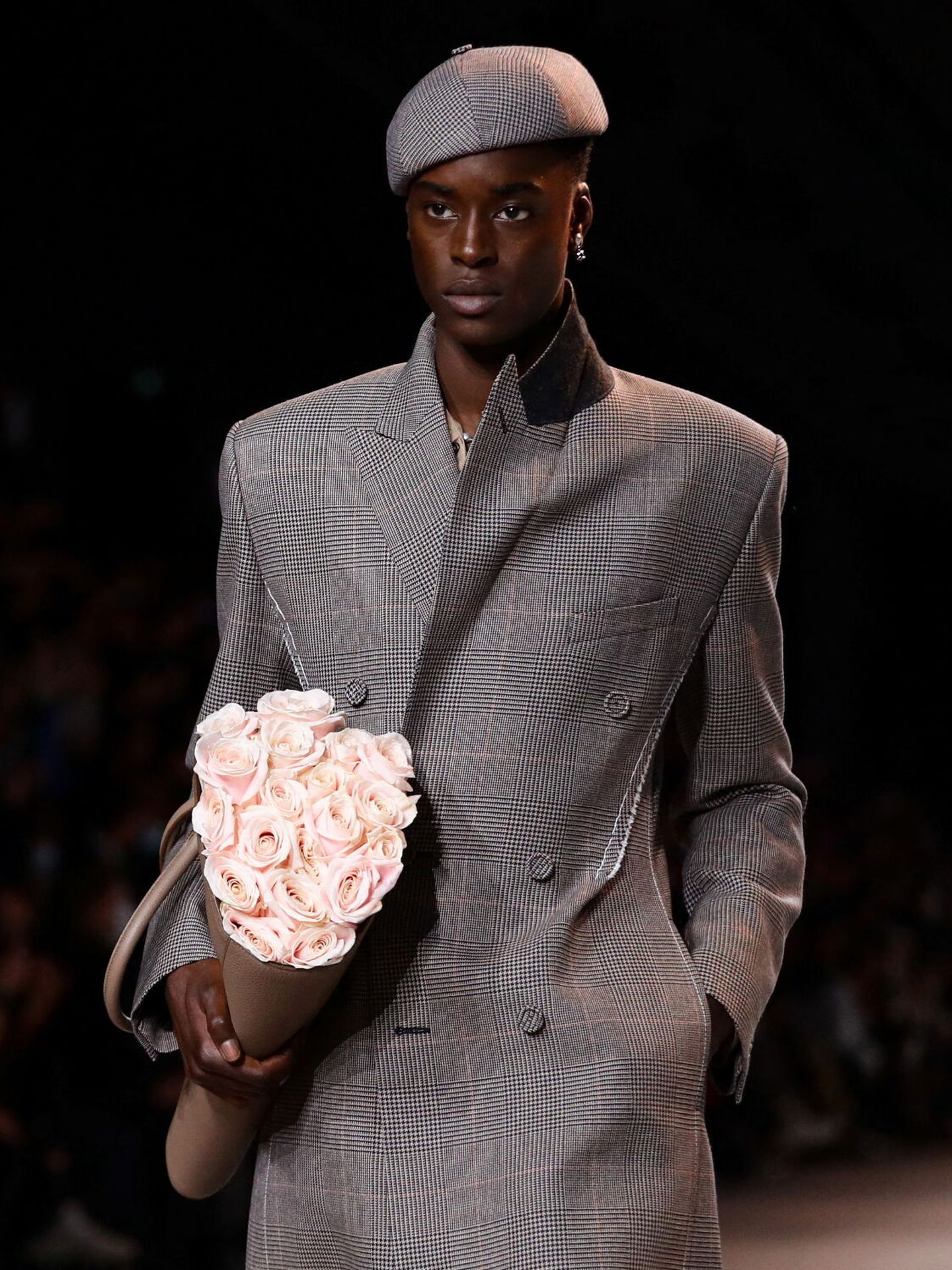 Modelo de la colección otoño invierno 2022 de Dior. (Reuters)