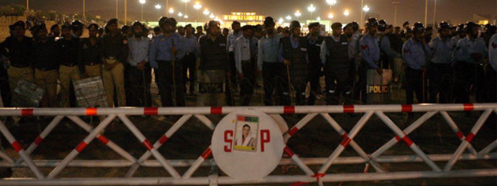 Foto: La Policía paquistaní se enfrenta a cientos de manifestantes mientras el Parlamento aprueba el estado de emergencia