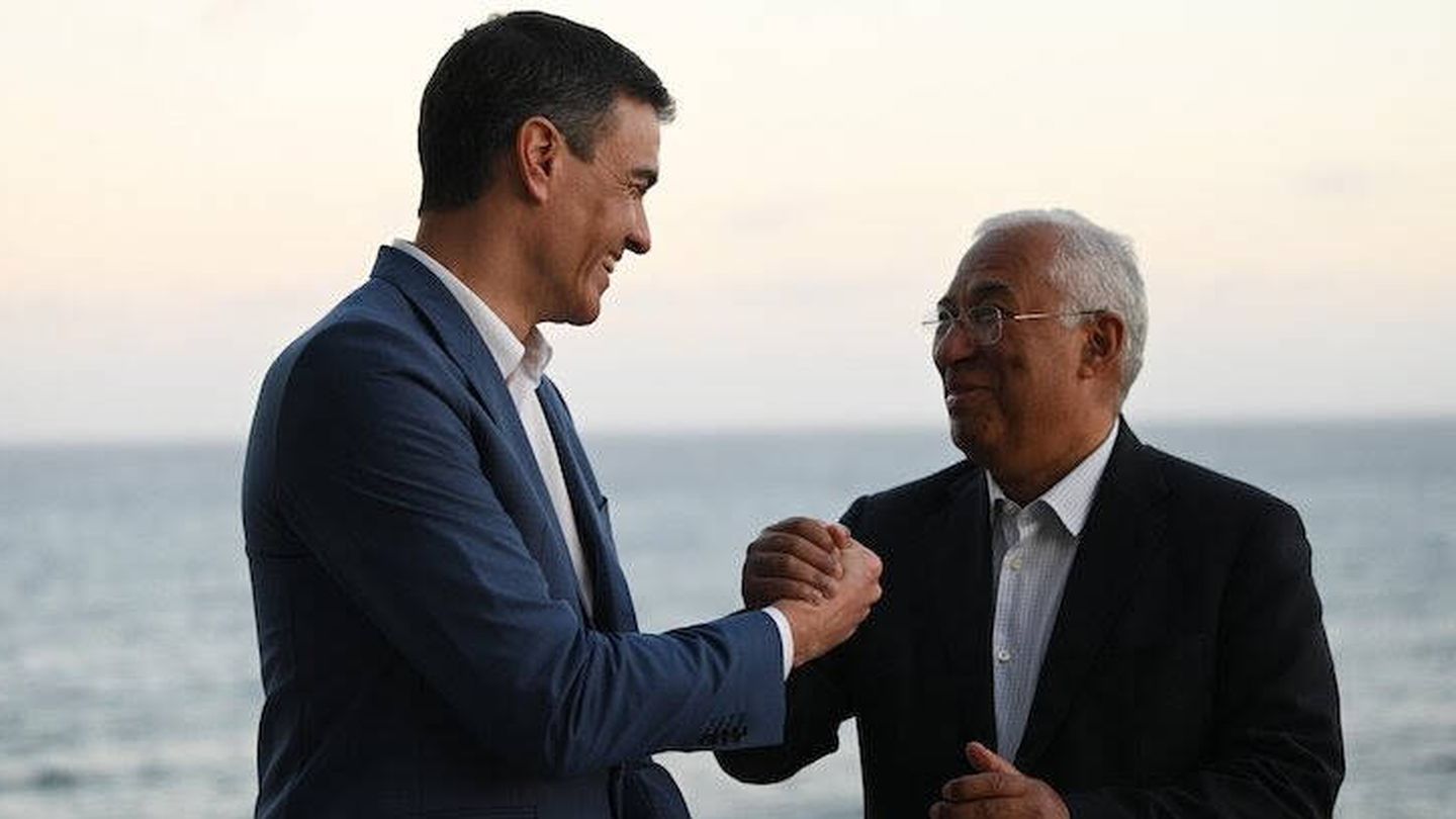 Los ministros español y portugués Pedro Sánchez y António Costa se dan la mano en Lanzarote, España. (Twitter)