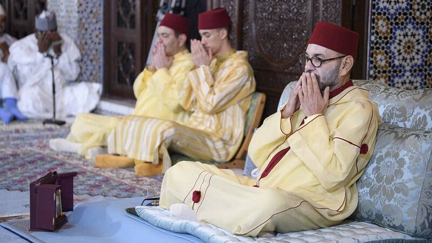 El rey Mohamed VI, presidiendo veladas religiosas en el último mes de Ramadán. (MAP)