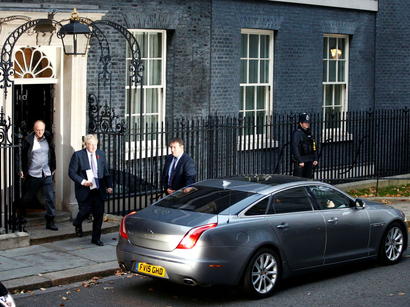 Dominic Cummings, junto a Boris Johnson en Downing Street. (Reuters)