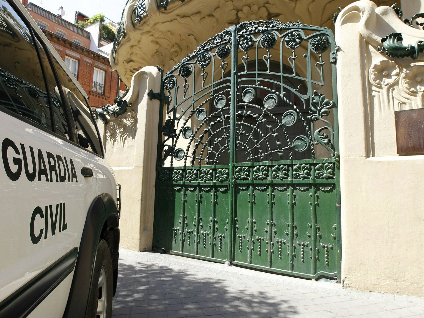 Imagen de los registros en el Palacio de Longoria en el marco de la Operación Saga, el pasado julio de 2011 (Efe)