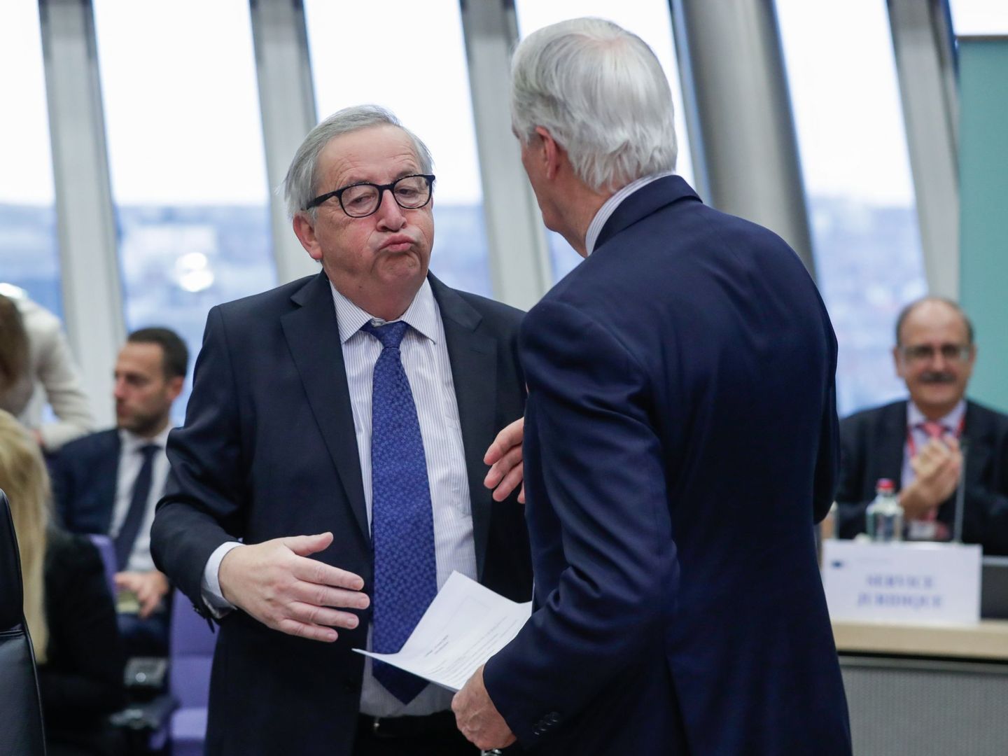 El presidente de la Comisión Europea junto a Michel Barnier. (Reuters)