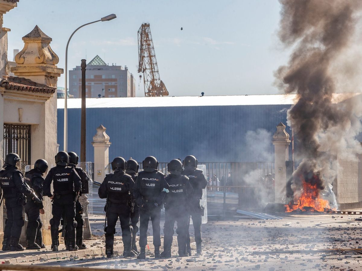 Foto: Un grupo de policías antidisturbios ante los trabajadores del sector del metal el pasado 16 de noviembre. (EFE/Román Ríos)