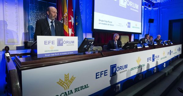 Foto: El presidente de la Asociación Española de Cajas Rurales, Ernesto Moronta (i). (EFE)