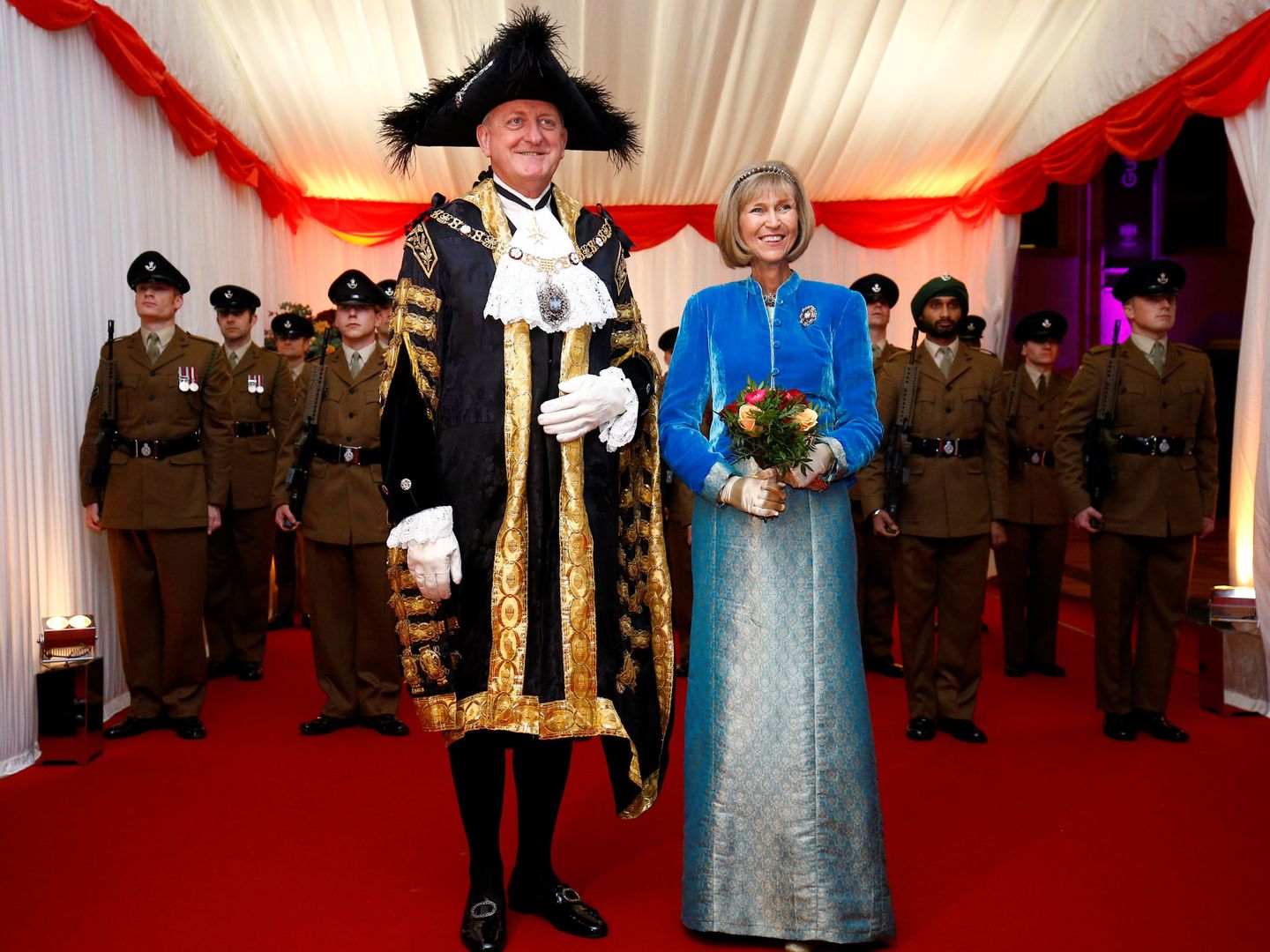 Peter Estlin y su mujer Lindy Estlin a su llegada al banquete anual del Lord Mayor, en Londres. (Reuters)