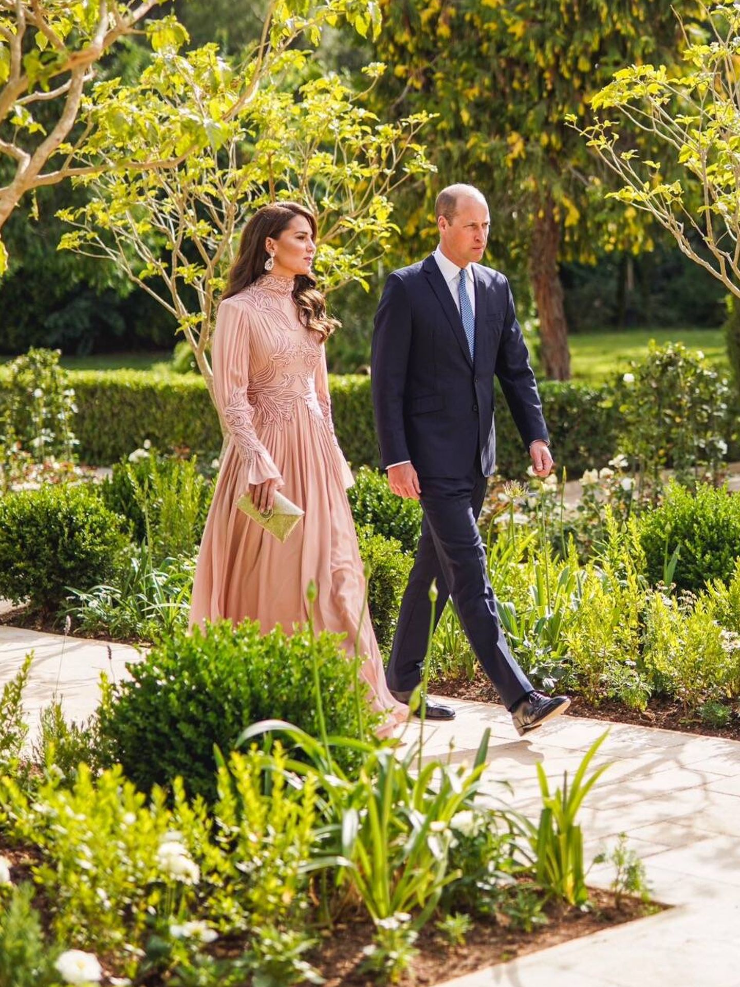 Kate Middleton, con su vestido de Elie Saab, y Guillermo de Inglaterra, en la primera parte de la ceremonia de la boda real de hoy. (Corte Real Hachemita)