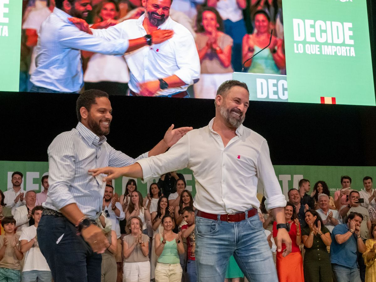 Foto: El líder de Vox, Santiago Abascal (d), junto al secretario general, Ignacio Garriga (i), en un acto de campaña. (EFE/Fernando Villar)
