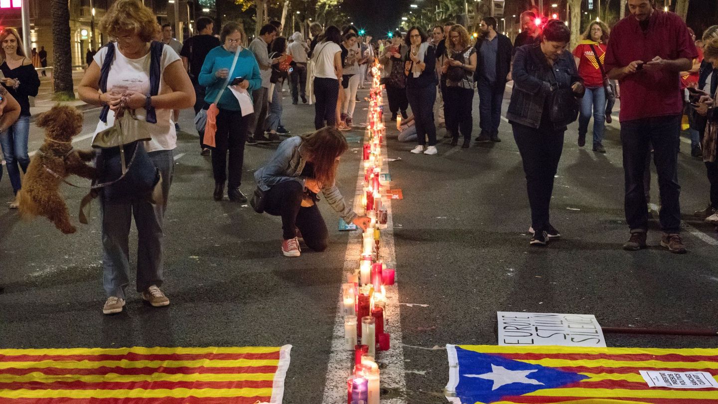 Concentración en la avenida de la Diagonal de Barcelona convocada por Òmnium Cultural y la ANC para pedir la libertad de sus líderes. (EFE)