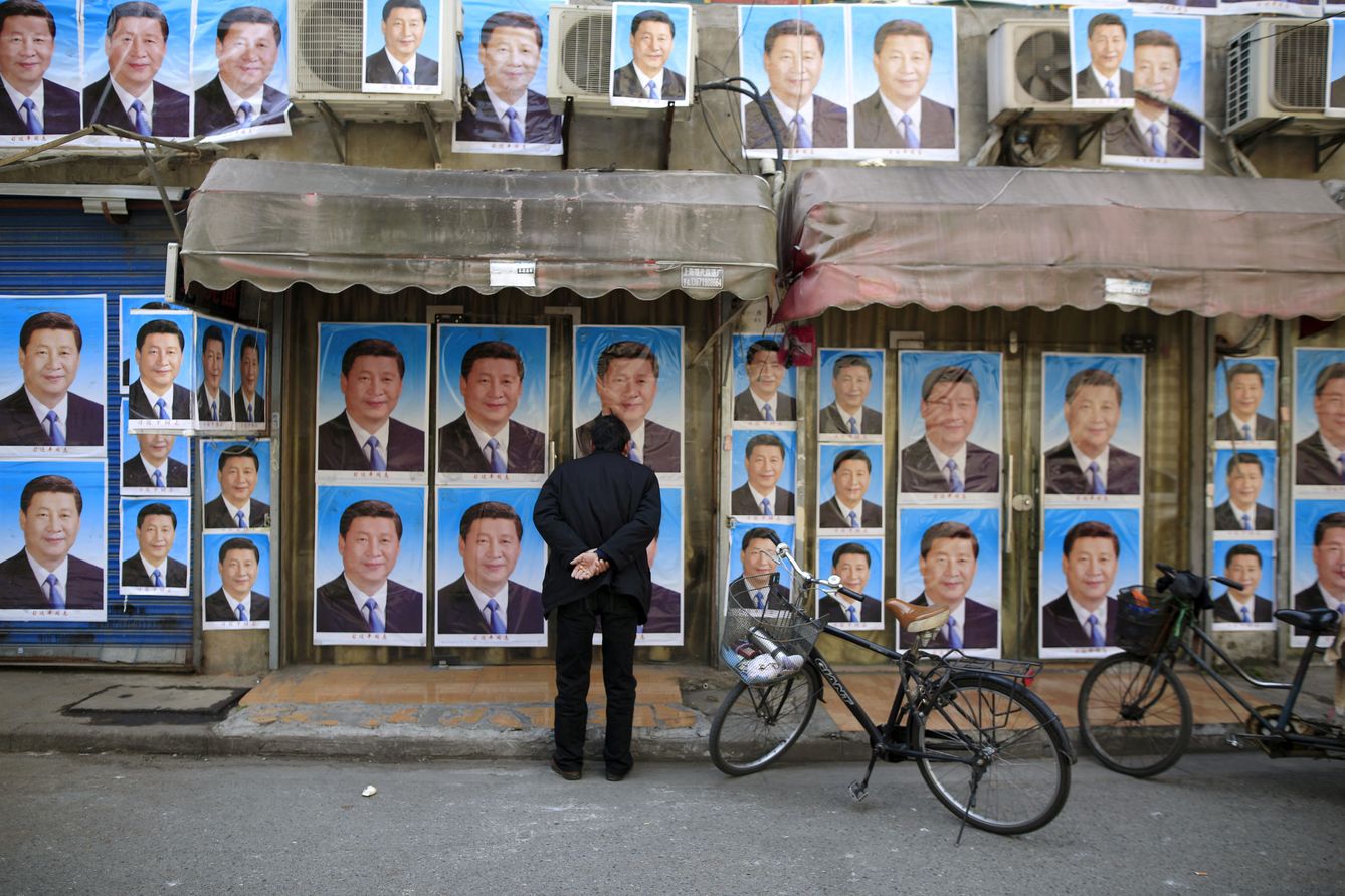Un hombre mira unos posters de Xi Jinping en Shanghai, China, en marzo de 2016. (Reuters)