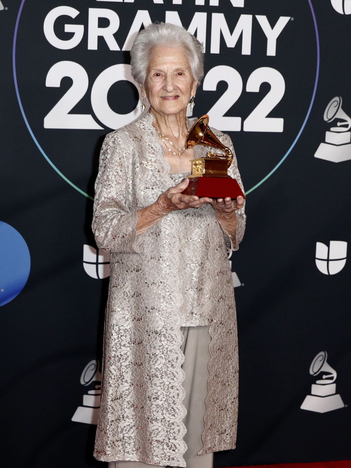 Ángela Álvarez, recogiendo su premio en los Grammy Latinos 2022. (EFE/Caroline Brehman)