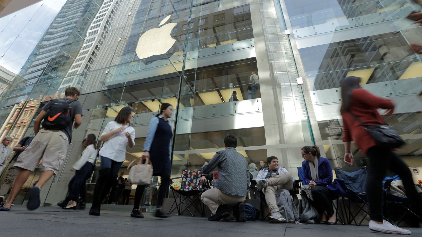 Foto: Algunos clientes hacen cola en una tienda de Apple para conseguir el nuevo iPhone 7. (Reuters)