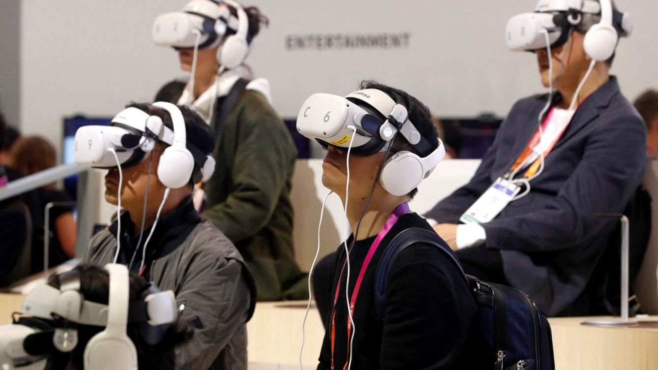 Foto: Varios visitantes con gafas de realidad virtual en el CES de 2023. (Reuters/Steve Marcus)