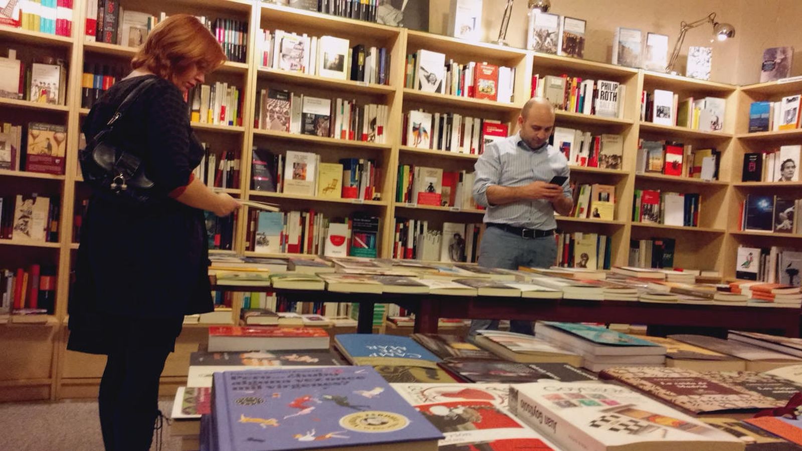 Foto: Dos lectores, en la librería Cervantes y compañía, de Madrid