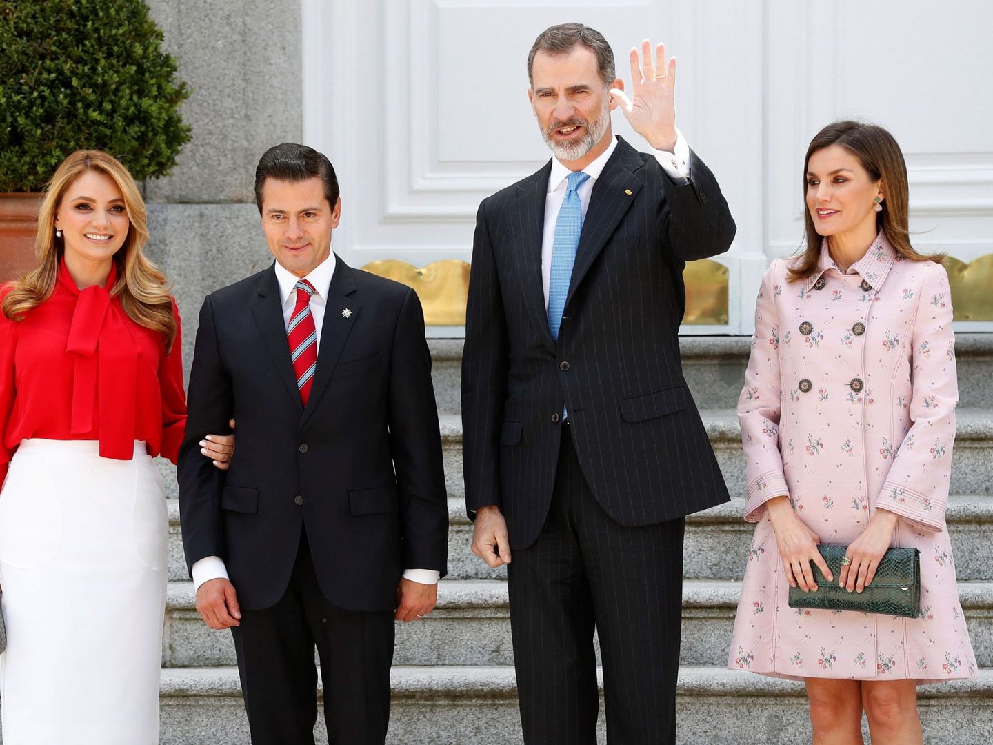 Con los reyes Felipe y Letizia, en su visita a España el año pasado. (EFE)