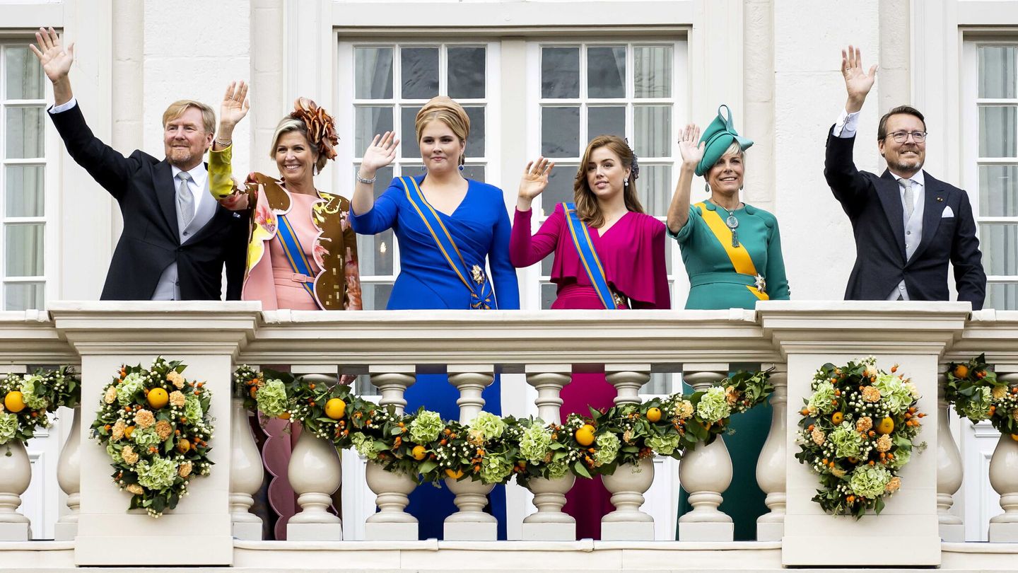 La familia real holandesa saludando desde el balcón del palacio de Noordeinde. (EFE)