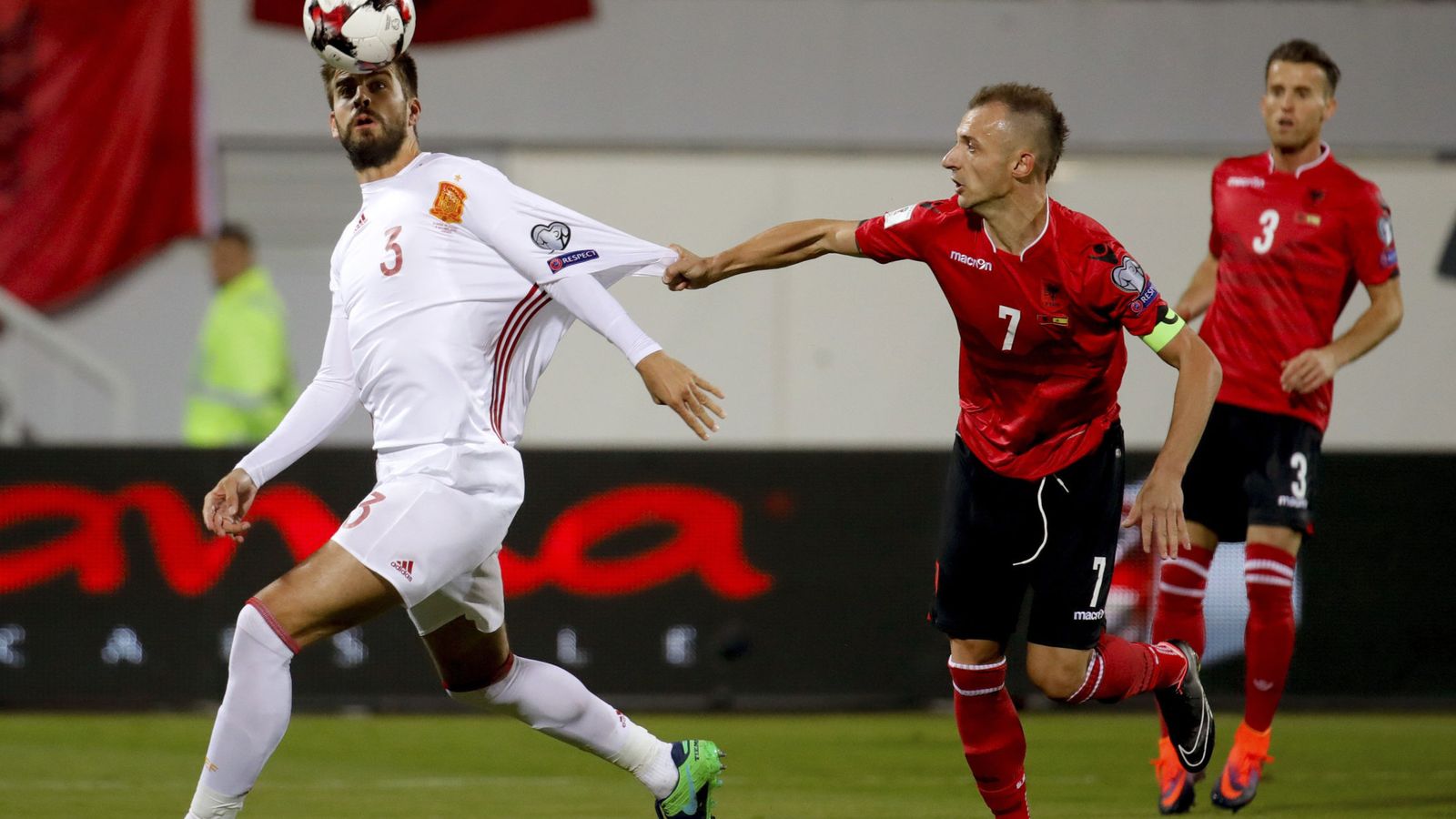 Foto: Piqué durante el partido contra Albania de este domingo (JuanJo Martín/EFE)