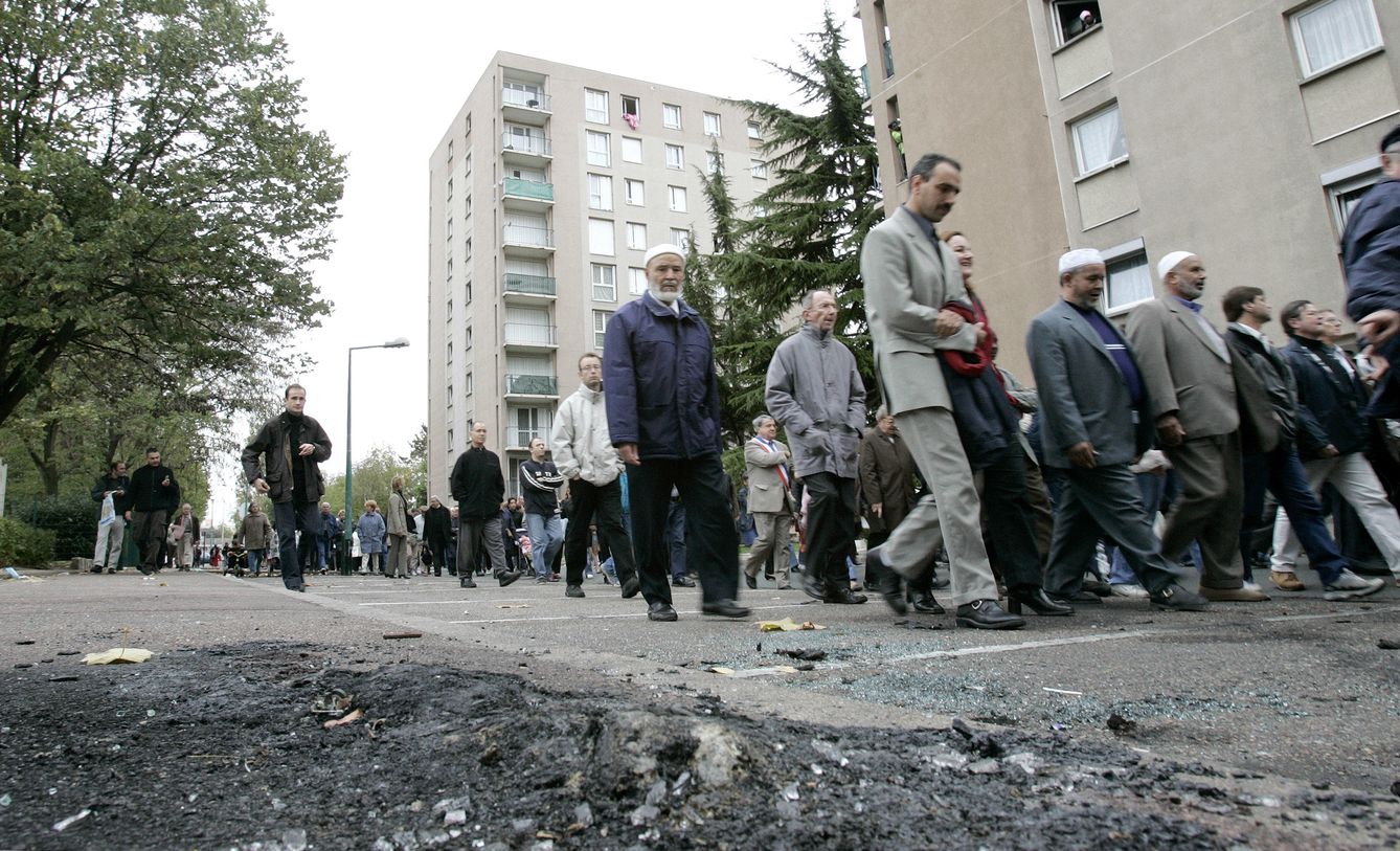 Vecinos de Aulnay-sous-Bois, un suburbio del noreste de París, se manifiestan contra la violencia, en noviembre de 2005. (Reuters)