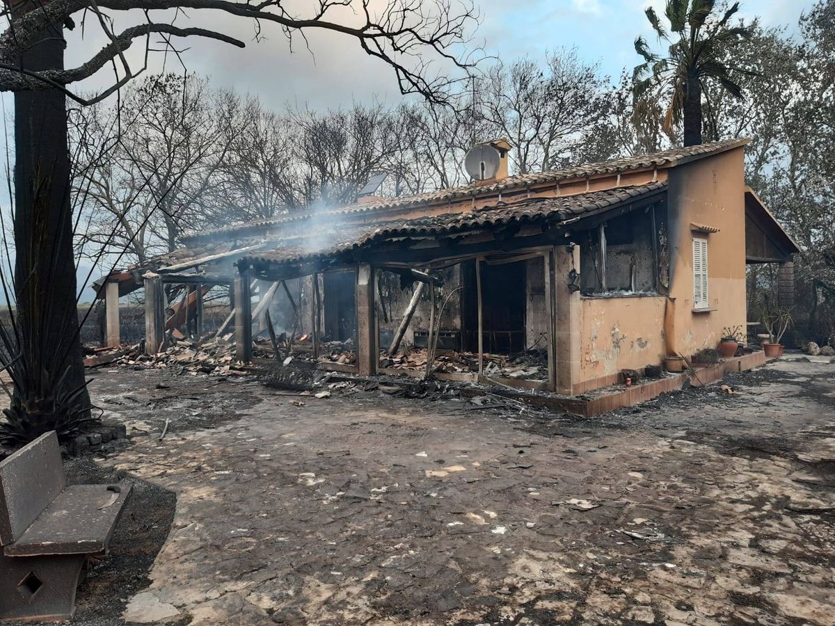 Foto: Una de las viviendas calcinadas en S'Albufera, Mallorca, debido al incendio (Emergencias 112 Baleares)