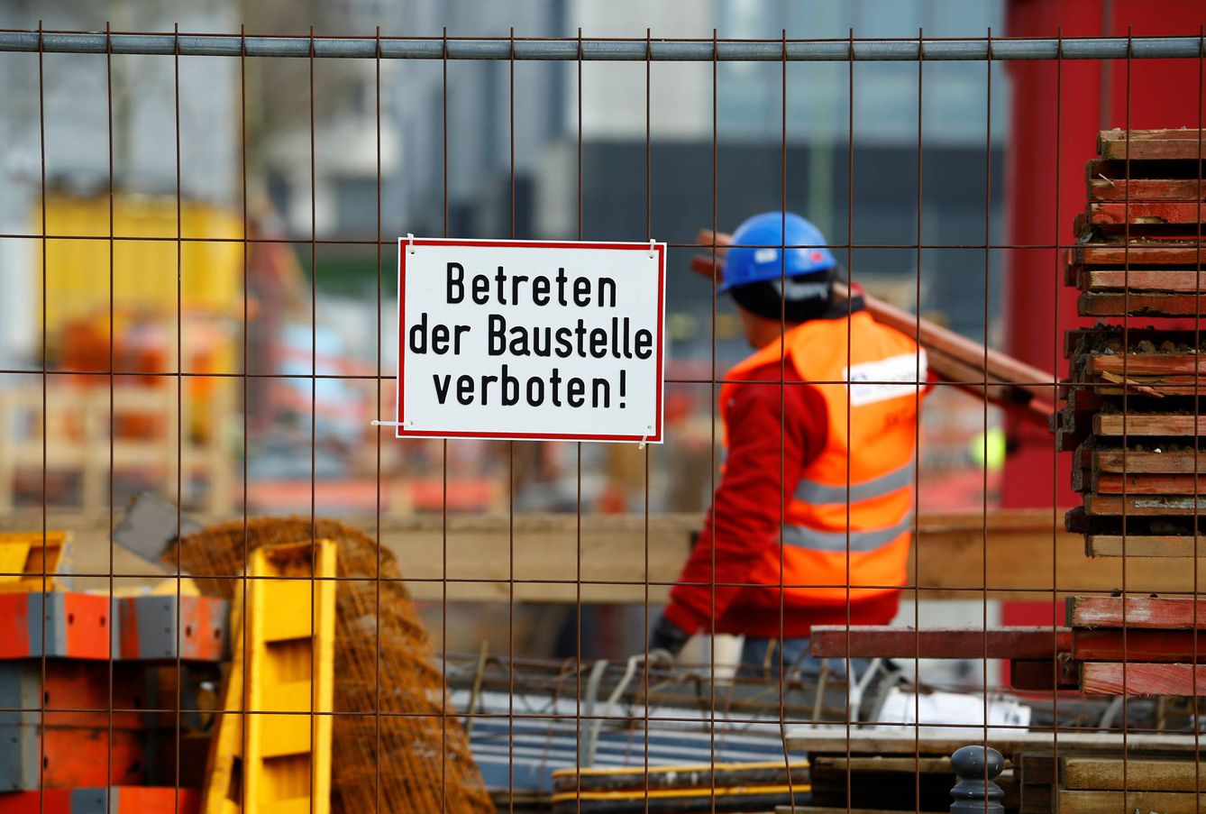 Un trabajador de Hochtief en unas obras de la compañía en Essen, Alemania (Reuters).