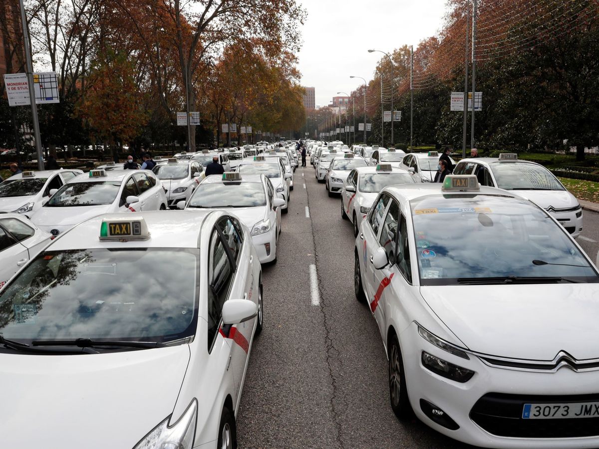 Foto: Cientos de taxis protestando en Madrid en 2020. (EFE/Zipi)