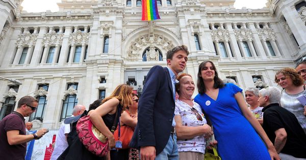 Foto: Íñigo Errejón y la portavoz del Ayuntamiento de Madrid, Rita Maestre, durante el despliegue de la bandera del Orgullo Madrid 2018. (EFE)