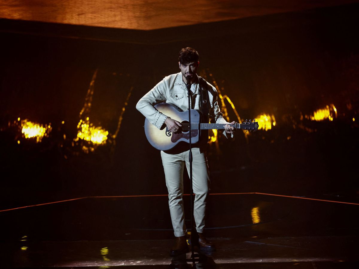 Foto: El representante de Estonia en Eurovisión 2022, Stefan, cantando 'Hope' (Reuters/Nardi)