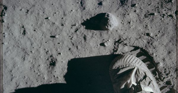 Foto: Momento en el Neil Armstrong pisa la luna. (Mediapro)