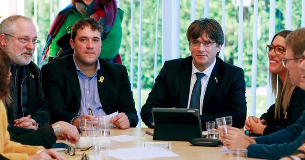 Foto: Fotografía de archivo de Puigdemont en una reunión con la ejecutiva del PDeCAT en Waterloo. (EFE)