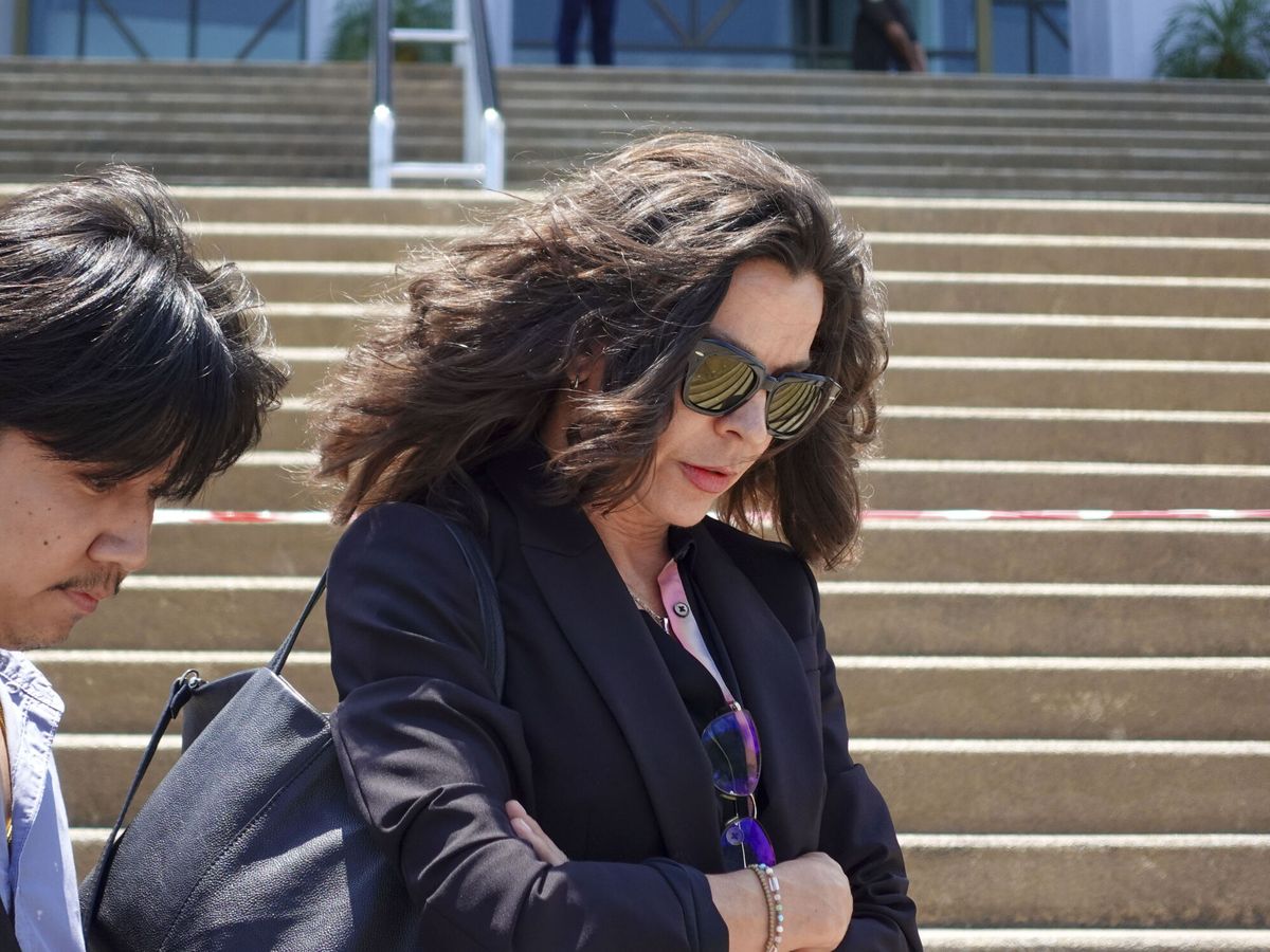 Foto: Silvia Bronchalo a su salida este viernes de una nueva sesión del juicio contra su hijo Daniel Sancho.(EFE)